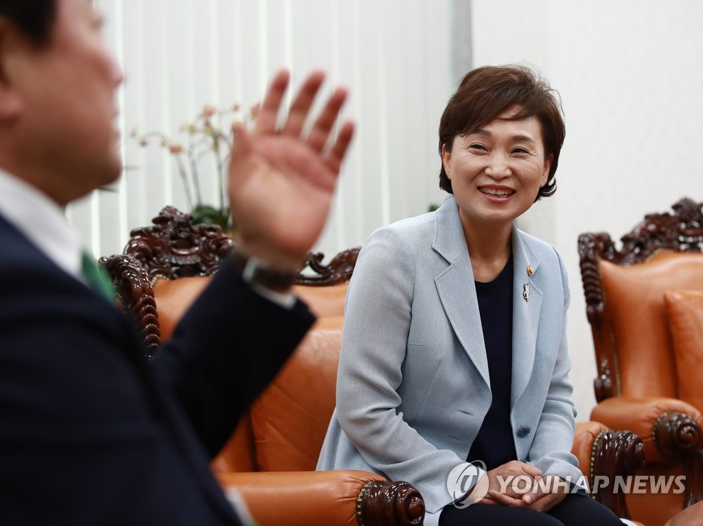 미소짓는 김현미 장관