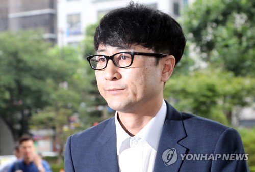 검찰 들어서는 이준서 전 최고위원