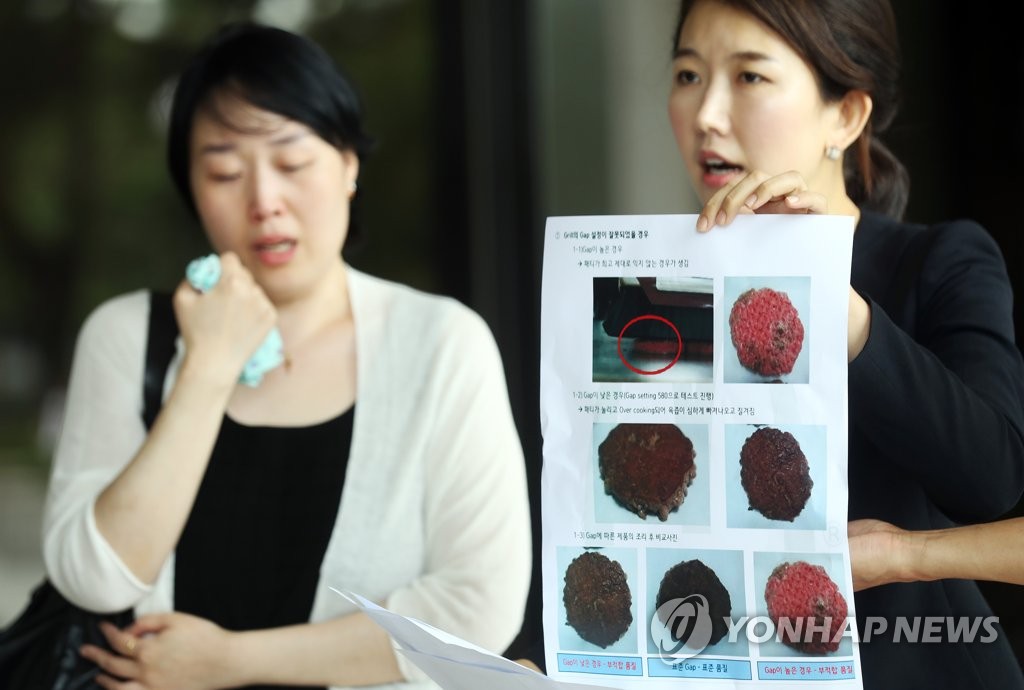 "덜 익힌 햄버거 패티 때문에"