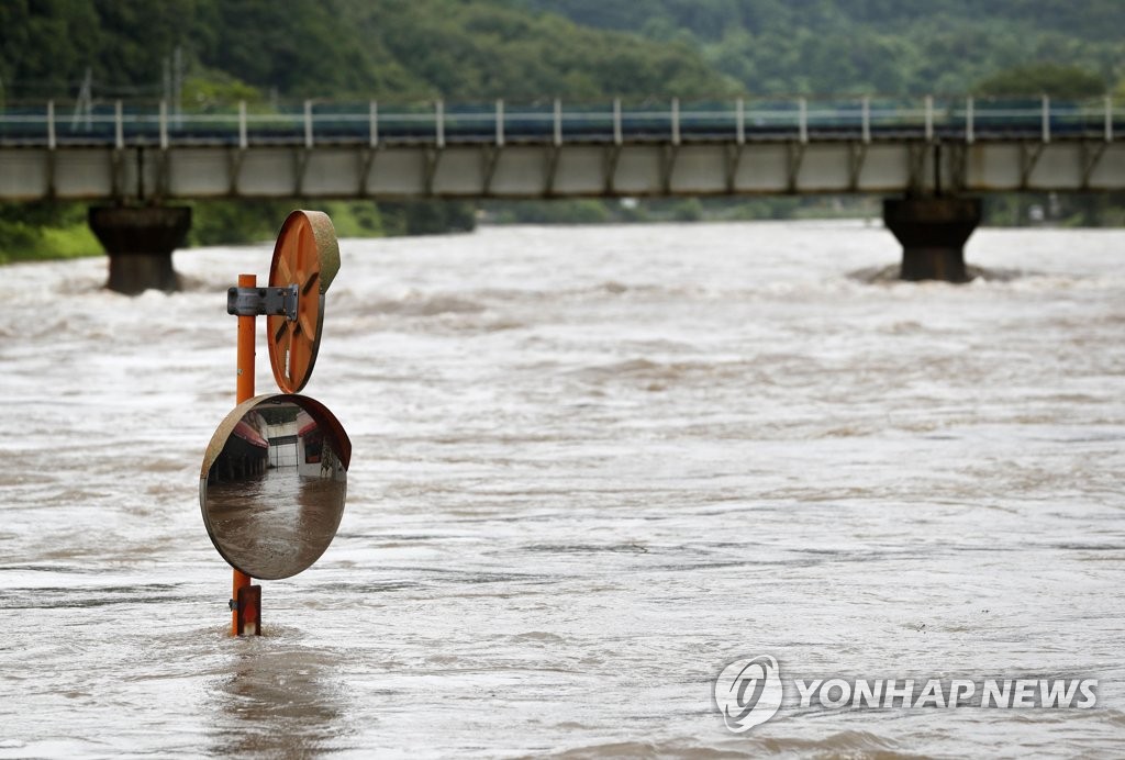 日 규슈 폭우로 물에 잠긴 도로
