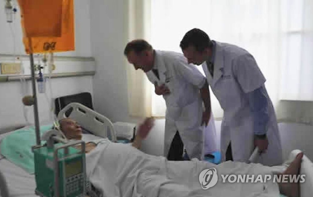 류샤오보 진료하는 미국·독일 의료진