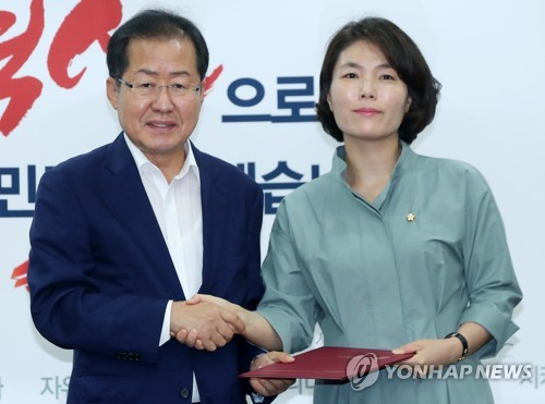 홍준표, 전희경 대변인 임명장 수여