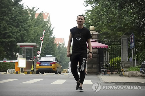 류샤 아파트 지키는 중국 사복 경찰