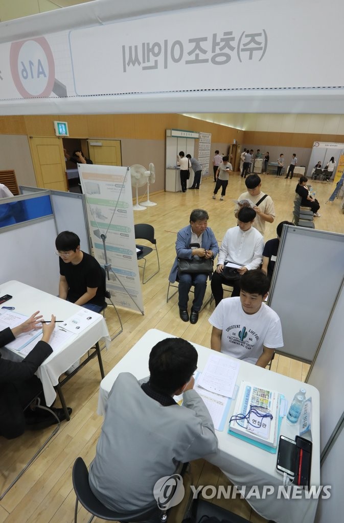 [연합뉴스 자료사진] 지난 20일 서울 은평구청에서 열린 '2017 은평 특성화고·청년 취업박람회'에서 고교생들이 면접을 보고 있다. 
