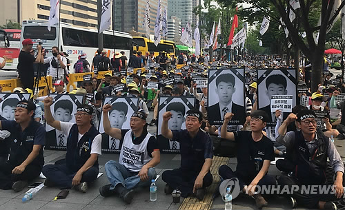 "마필관리사 사망, 마사회가 책임져라"