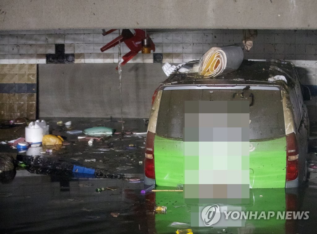 올해 7월 장마로 침수된 인천의 한 병원 지하 주차장[연합뉴스 자료 사진]