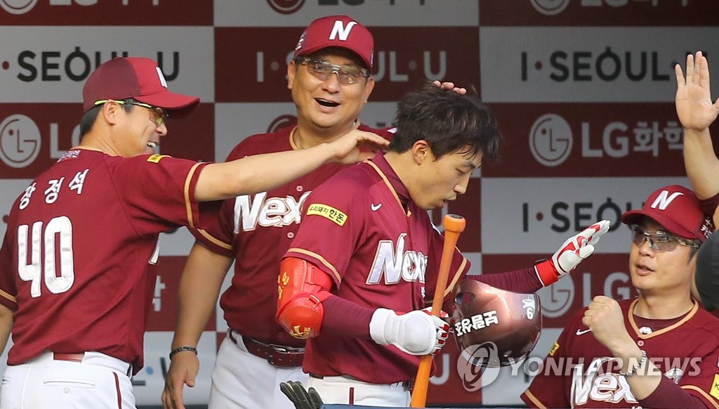 1점 홈런 축하받는 박정음