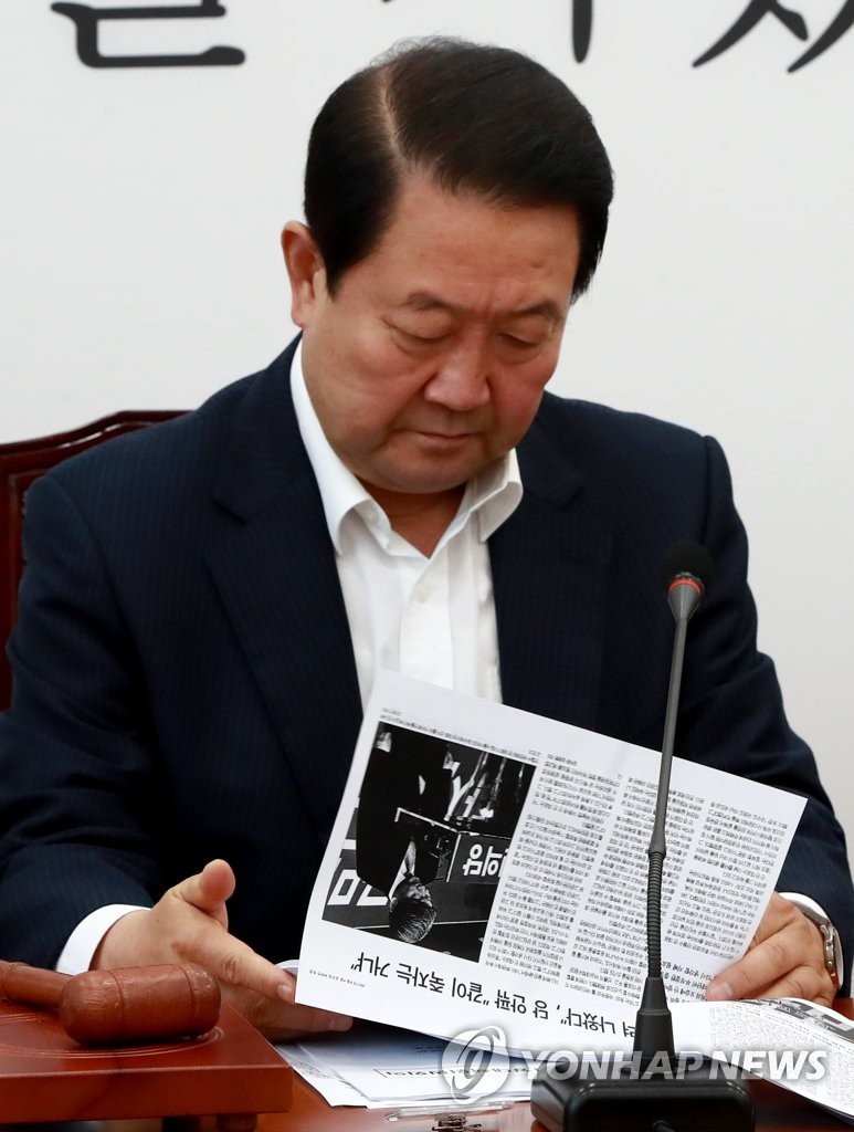 안철수 관련 보도 살피는 박주선 비대위원장