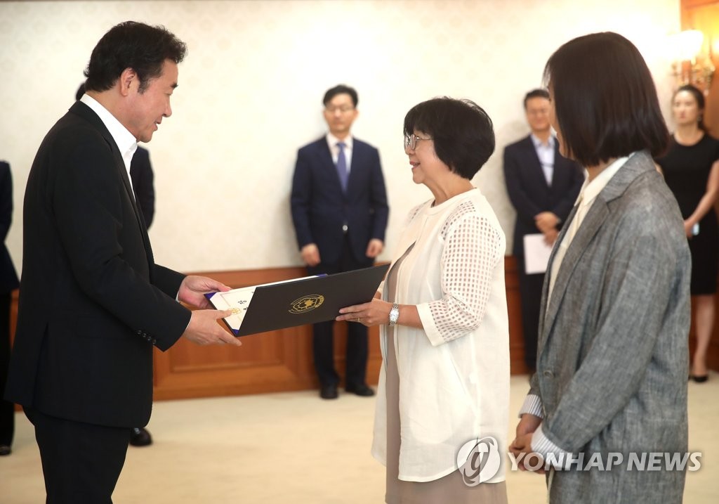 제주지원위 민간위원 위촉장 주는 이낙연 총리