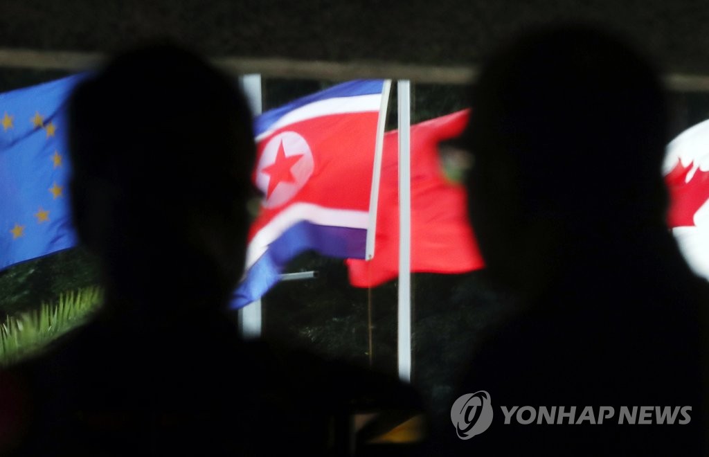 아세안지역안보포럼 회의장 앞 인공기