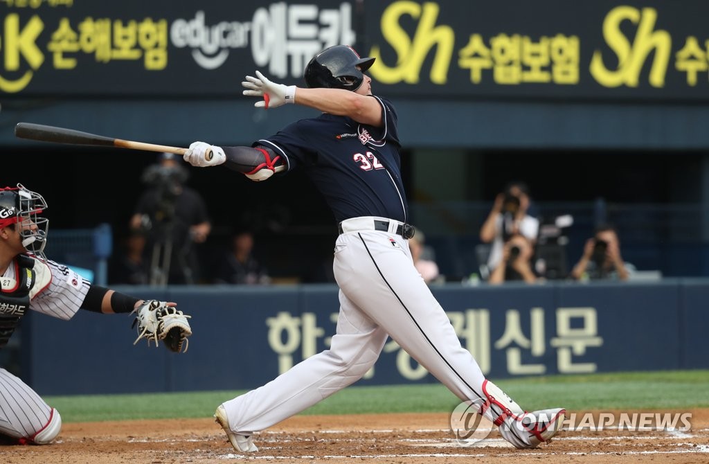 두산의 4번 타자 김재환, 투런포 '쾅'