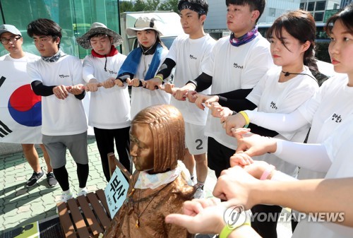 소녀상에서 새끼손가락 걸고 약속합니다