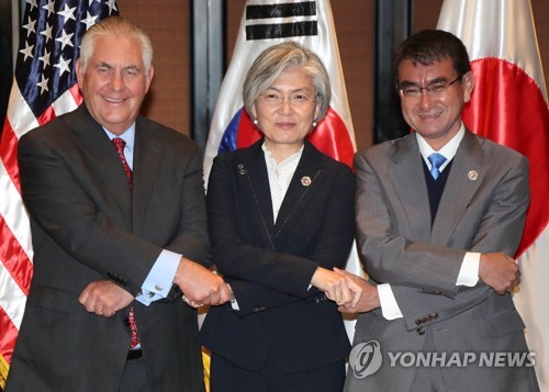손 맞잡은 한ㆍ미ㆍ일