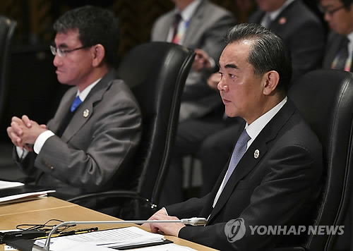 나란히 앉은 중·일 외교수장