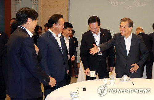 박상기 법무장관에게 악수 청하는 문 대통령