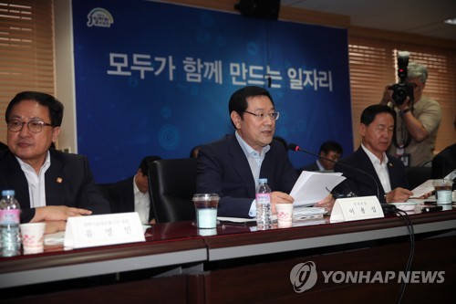 제2차 일자리위원회서 발언하는 이용섭 부위원장