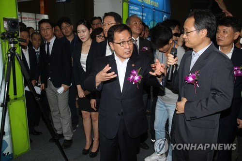 전시장 둘러보는 유영민 장관
