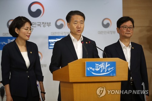 기초생활보장 발표하는 박능후 장관