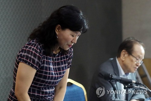 고개 숙인 박기영 과학기술혁신본부장