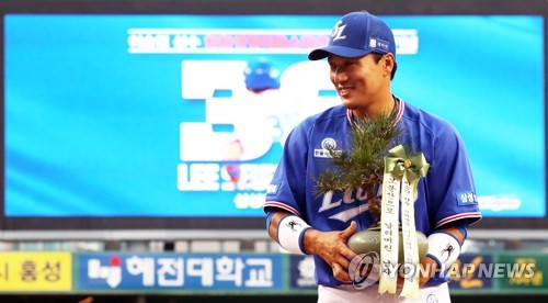 은퇴투어에서 미소 짓는 이승엽