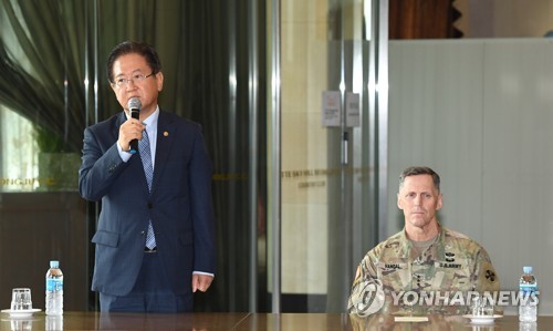 기자회견 참석한 서주석 차관과 밴달 미8군 사령관