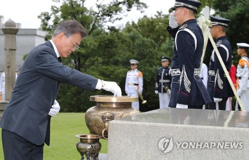 백범 김구 묘역 분향하는 문 대통령