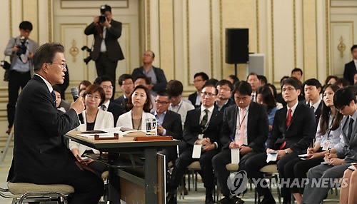 질문 답변하는 문 대통령