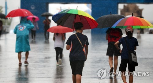 주말 오전, 세차게 쏟아지는 비