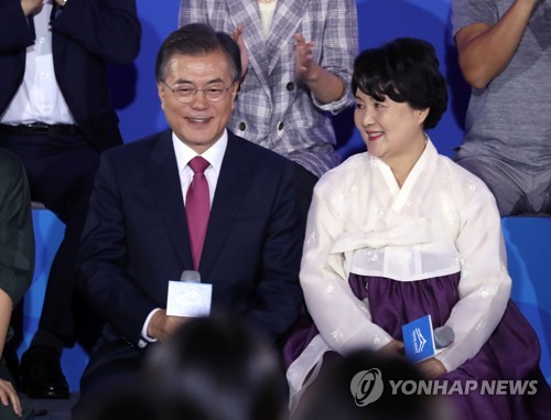 문 대통령 바라보는 김정숙 여사