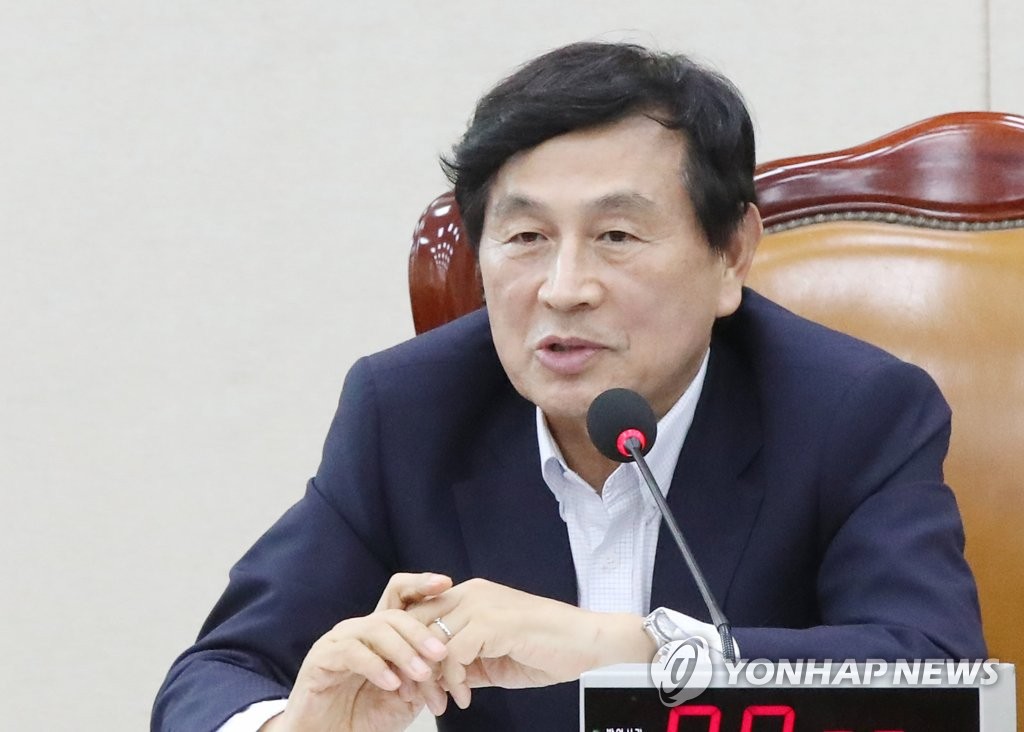 발언하는 유재중 위원장