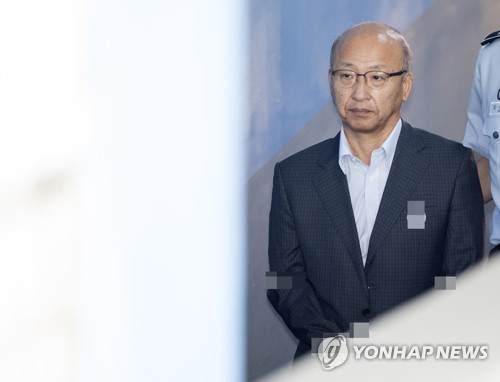 법정 향하는 문형표 전 장관
