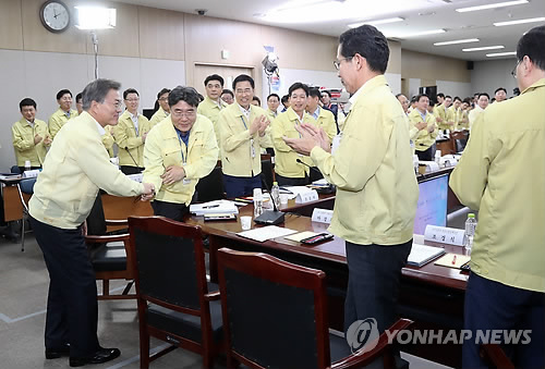 '첫 업무보고' 박수받는 문 대통령