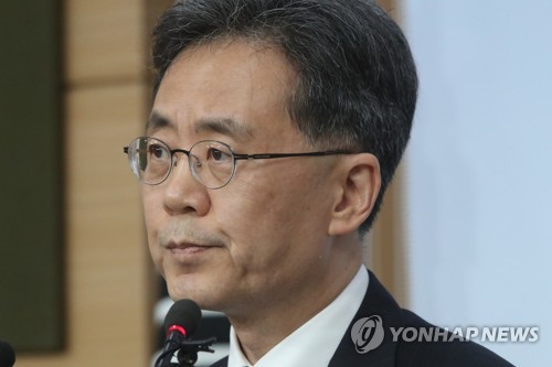 답변하는 김현종 통상교섭본부장