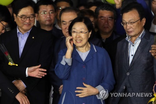 출소하는 한명숙 전 총리