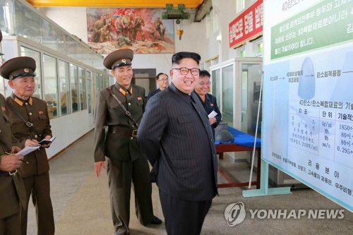 미사일용 탄소복합재 공정 살펴보는 김정은