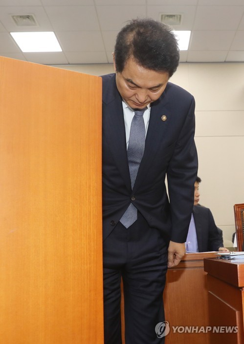 사과하는 류영진 식약처장