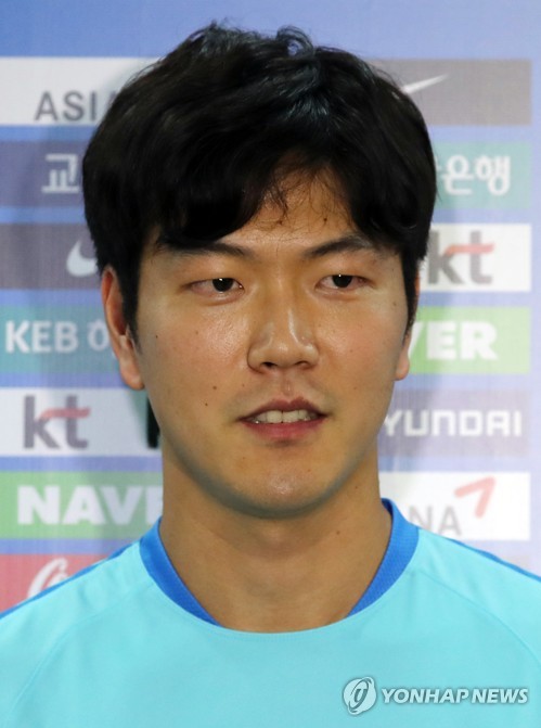 질문에 답하는 김영권