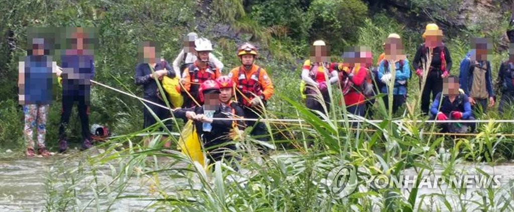 불어난 계곡 물에 고립…산악회원 34명 구조