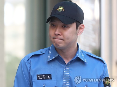 박유천, 굳게 다문 입술