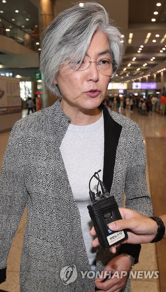 취재진 질문에 답하는 강경화 장관