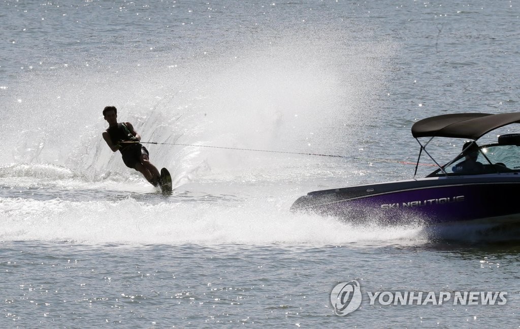 물살 가르는 수상스키