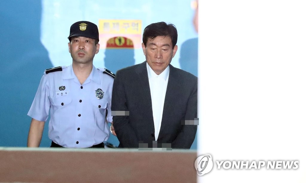 호송차로 향하는 원세훈