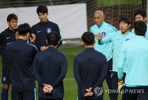 우즈베키스탄 원정 앞둔 신태용 대표팀 감독(오른쪽에서 3번째)