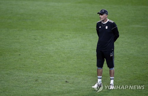 훈련 지켜보는 케이로스 이란 감독