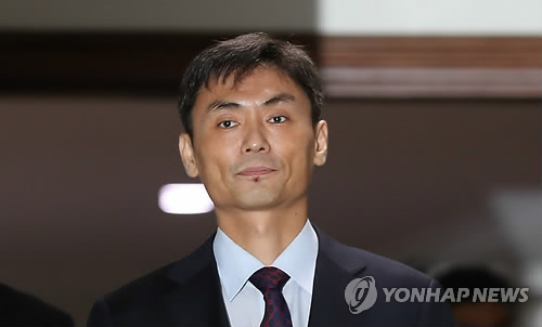 박성진, 굳은 표정으로 회견장 입장