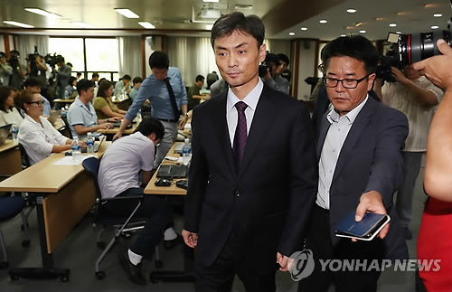 기자회견장 떠나는 박성진 후보자