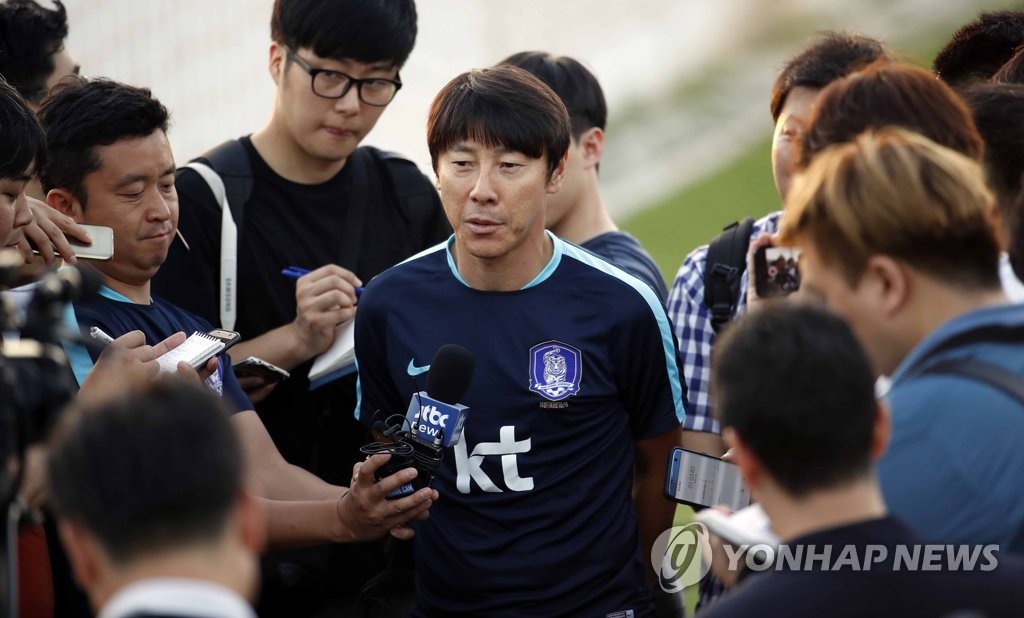 인터뷰하는 신태용 감독