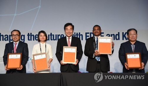 EDCF 개막식서 핸드프린팅한 이낙연 총리