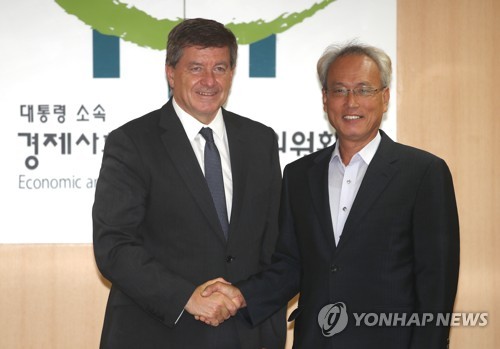 ILO 사무총장과 악수하는 문성현 노사정 위원장