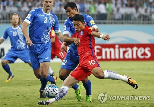 슛하는 황희찬<YONHAP NO-0014>